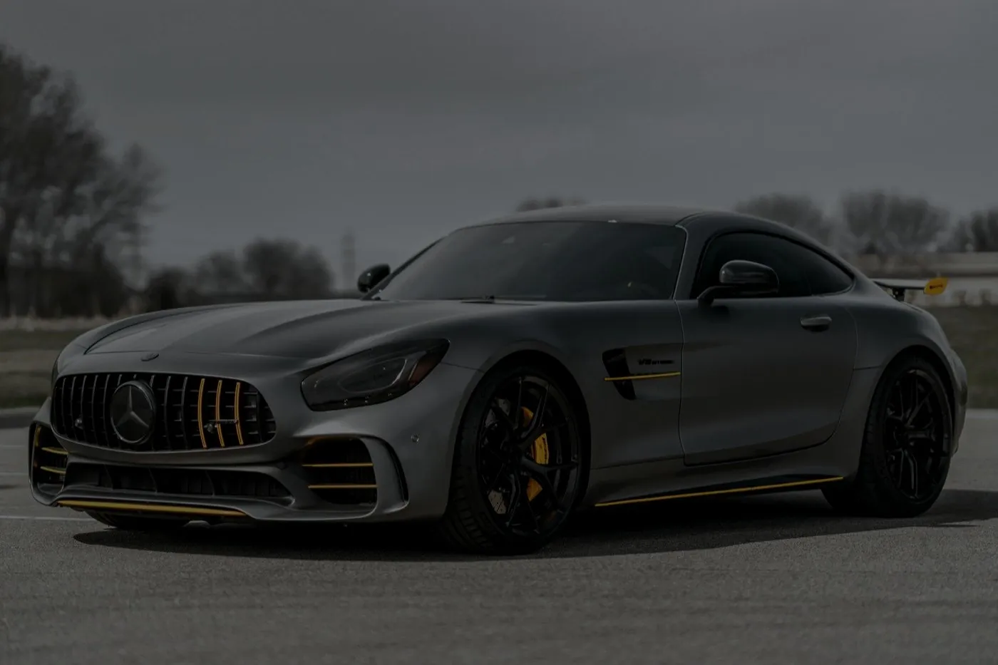 Mercedes-AMG GT R grigio opaco con dettagli gialli, tre quarti anteriore