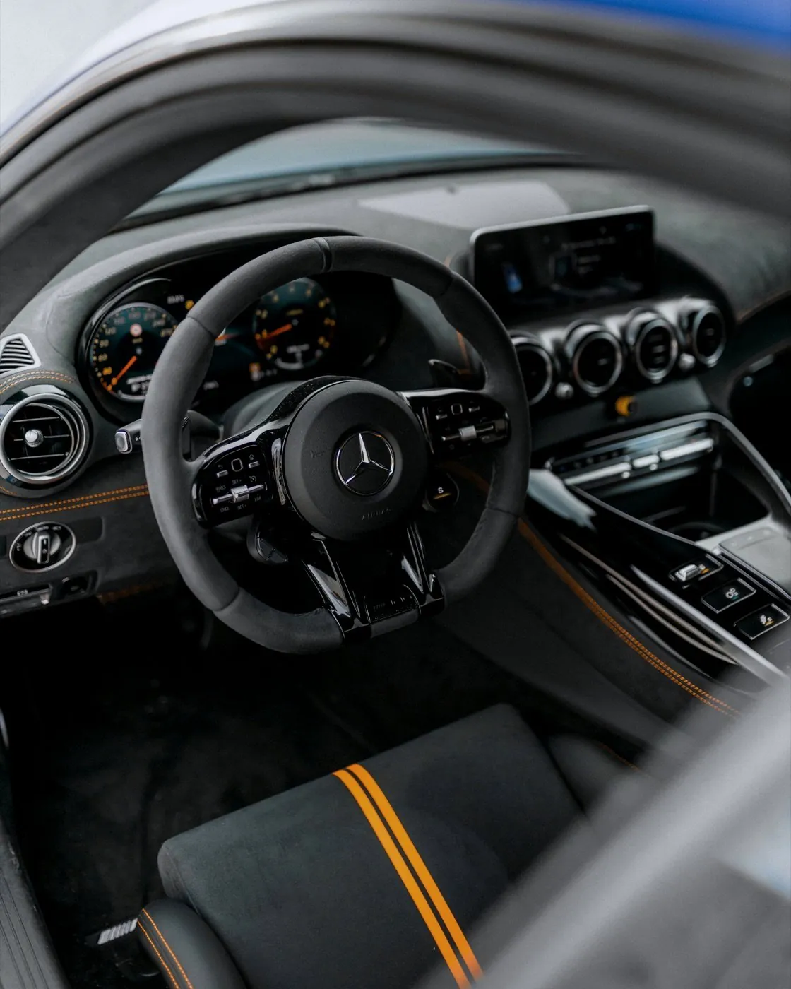 Abitacolo Mercedes-AMG GT R: volante in alcantara, strumentazione analogica e cuciture gialle
