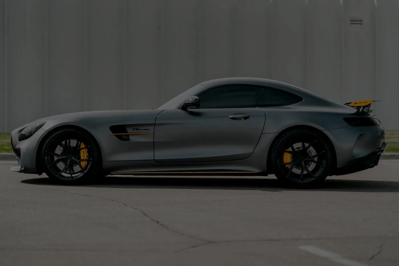 Mercedes-AMG GT R di profilo: cofano lungo, ala fissa e filetto giallo lungo la fiancata