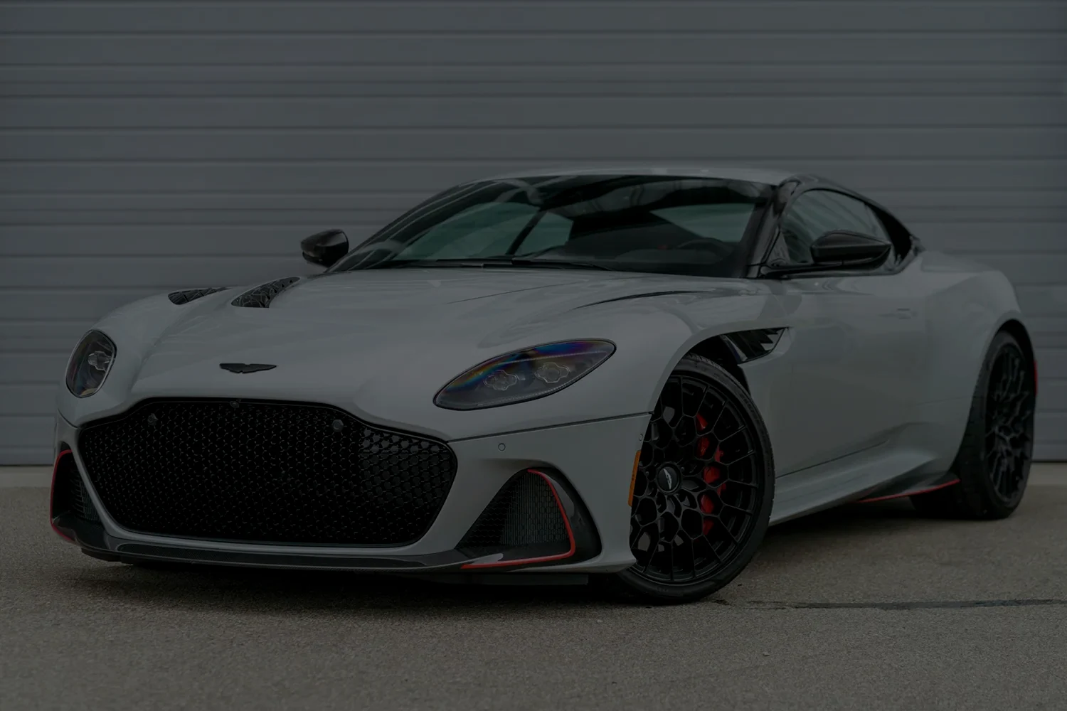 Aston Martin DBS Superleggera grigio perla, tre quarti anteriore