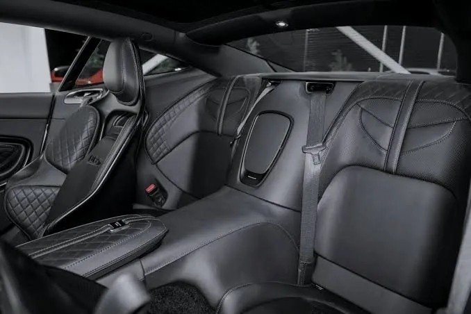 Interni Aston Martin DBS Superleggera in pelle nera trapuntata