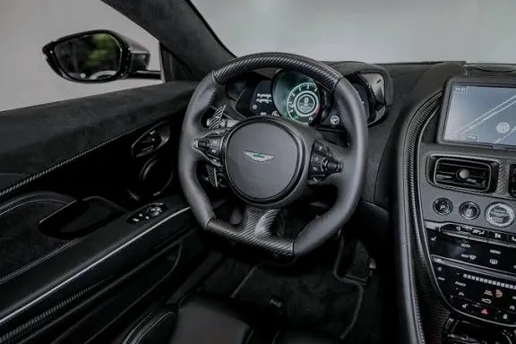 Volante e plancia Aston Martin DBS Superleggera in carbonio e alcantara