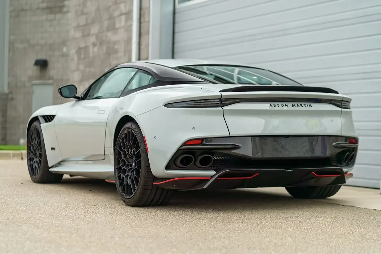 Aston Martin DBS Superleggera grigio perla, tre quarti posteriore con dettagli rossi