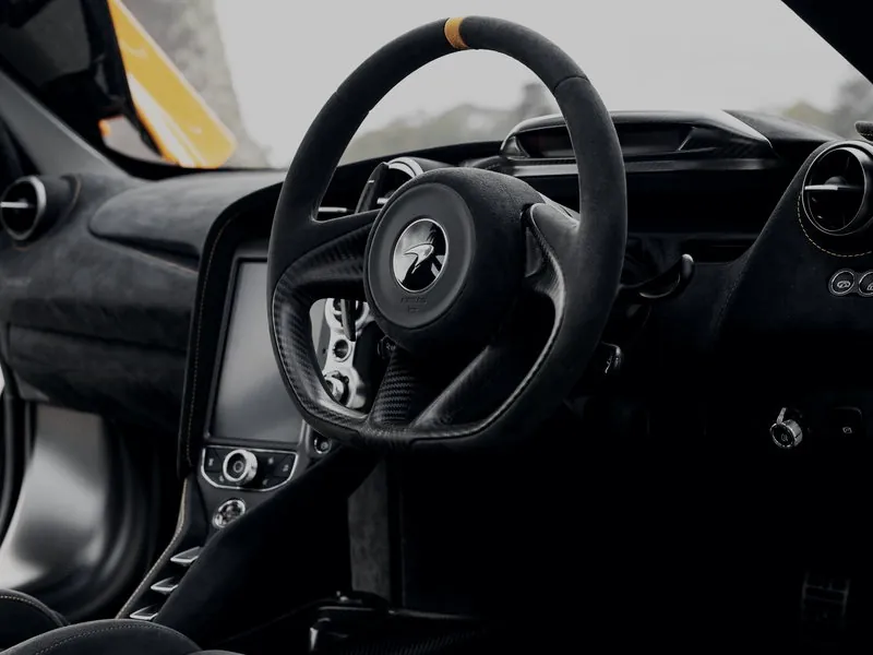 Abitacolo della McLaren 720S: volante in Alcantara nera, display verticale e carbonio a vista
