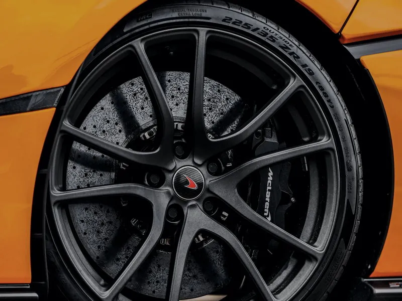 Cerchio forgiato della McLaren 720S con disco carboceramico e pinza freno a sei pistoncini