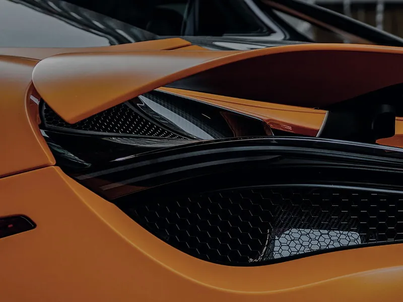 Dettaglio posteriore della McLaren 720S: presa d'aria, griglia a nido d'ape e ala attiva