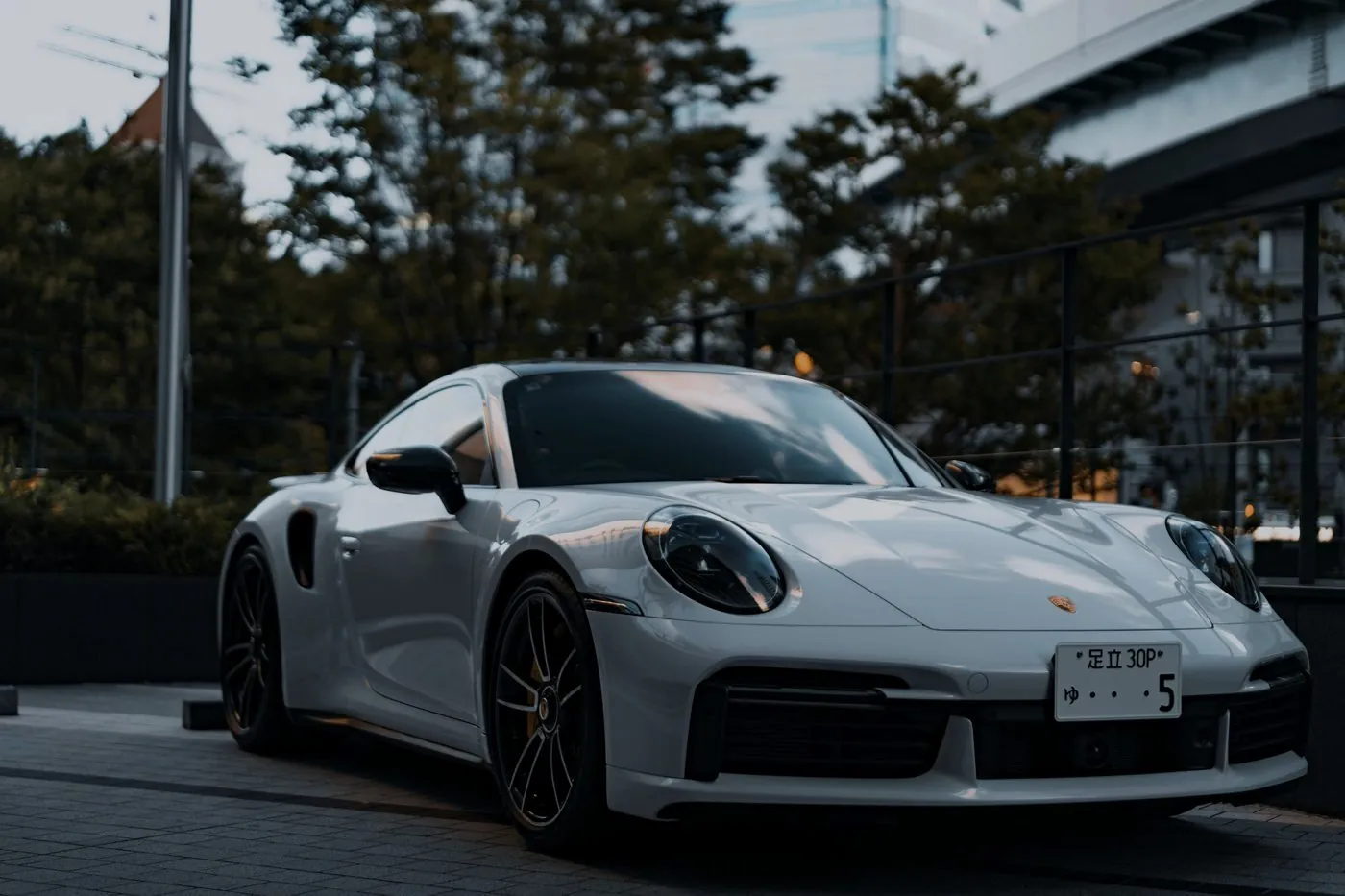 Porsche 911 Turbo S bianca, tre quarti anteriore al crepuscolo