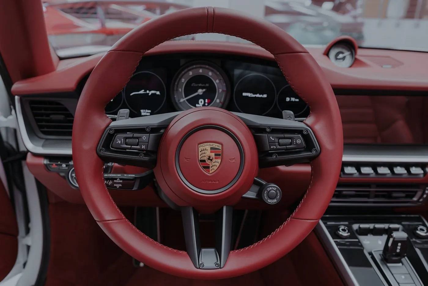 Volante e plancia della Porsche 911 Turbo S rivestiti in pelle rossa